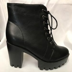 New platform boot with laces and side zipper